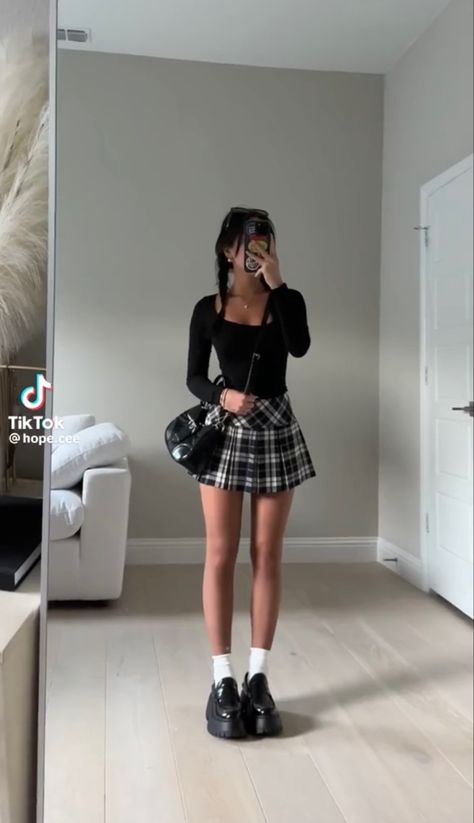 Plaid Mini Skirt Outfit Grunge, Grey Checkered Skirt Outfit, White And Black Plaid Skirt Outfit, Chequered Skirt Outfit, Black Checkered Skirt Outfit, White Checkered Skirt Outfit, Black And White Checkered Skirt Outfit, Checkered Mini Skirt Outfit, Red Checkered Skirt Outfit