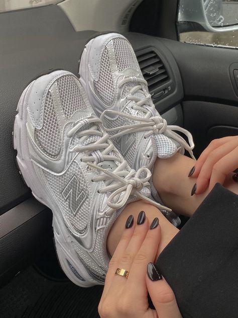 Shoes For Women Streetwear, Y2k New Balance Shoes, New Balance Shoes Silver, New Balance 530 White Outfit, Silver New Balance Outfit, Ne Balance 530, New Balance 530 Silver Metallic, Nike Sneakers Women's, Shoes Sport Women