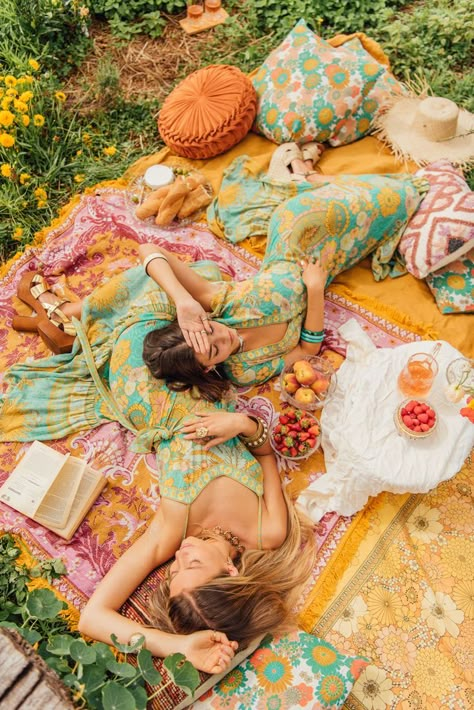 70s Picnic Retro, Boho Picnic Photoshoot, Vintage Picnic Photoshoot, Spring Picnic Photoshoot, Picnic Editorial, 70s Picnic, Picnic Aesthetic Photoshoot, Colourful Picnic, Picnic Photoshoot Ideas