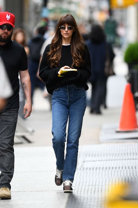 Celeb Winter Street Style, Dakota Johnson Sneakers, Dakota Johnson Am I Ok, Sneakers For Jeans, Dakota Johnson Winter, Casual Celebrity Outfits, Hourglass Styling, Celebrity Street Style Casual, Germany Fits