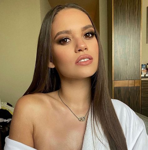 ALLAN AVENDAÑO on Instagram: “She brightened up this gloomy day! @madisonpettis X NYFW . Makeup: @allanface Makeup Assisant: @rubyvo_ Hair: @paullinhonetto . Beauty…” Madison Pettis Instagram, Madison Pettis Hair, Nyfw Makeup, Madison Pettis, Gloomy Day, Makeup For Black Women, Celebrity Crush, Black Women, Things To Come