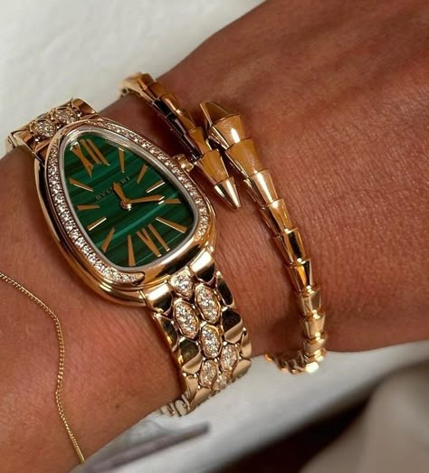 Bulgari Serpenti Forever Watch - Exquisite Timepiece for the Modern Elegance Enthusiast Expensive Jewelry Luxury, Luxe Jewelry, Jewelry Accessories Ideas, Dope Jewelry, Classy Jewelry, Jewelry Essentials, Expensive Jewelry, Stacked Jewelry, Jewelry Lookbook