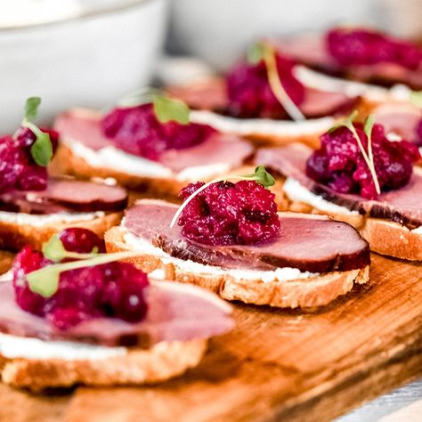 Smoked Duck Breast with Pickled Cranberry Relish Smoked Duck Appetizer, Duck Appetizer Recipes, Duck Hors D’oeuvres, Duck Confit Appetizers, Smoked Duck Breast Recipes, Duck Canapes, Duck Breast Recipes Fine Dining, Duck Appetizers, No Cook Dinner