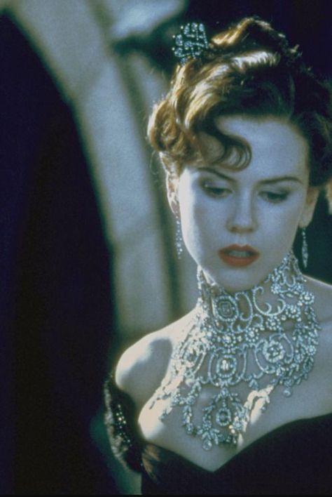 Nicole Kidman as Satine In 'Moulin Rouge'. Satine Moulin Rouge Makeup, Nichol Kidman, Nicole Kidman Moulin Rouge, Satine Moulin Rouge, Moulin Rouge Costumes, Moulin Rouge Movie, Kino Box, Baz Luhrmann, Septième Art