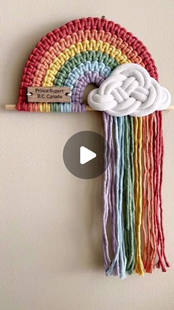 How To Make Rainbow Macrame, Rainbow Macrame Tutorial, Summer Macrame Ideas, Macrame Rainbow Diy Tutorial, Craft Ideas For Your Room, Macrame Design Pattern, Baby Macrame Ideas, Macrame Crafts To Sell, Macrame Unicorn