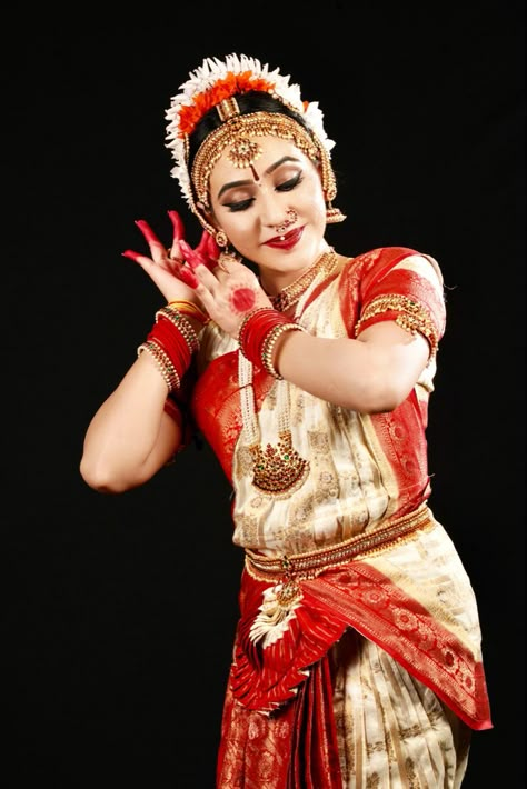 Shringaar Rasa Bharatanatyam Poses Photography, Bharatnatyam Poses For Photoshoot, Classical Dance Makeup, Bharatnatyam Makeup, Bharatanatyam Poses For Photoshoot, Arangetram Photoshoot, Bharatanatyam Makeup, Classical Dance Photography, Bharatnatyam Poses