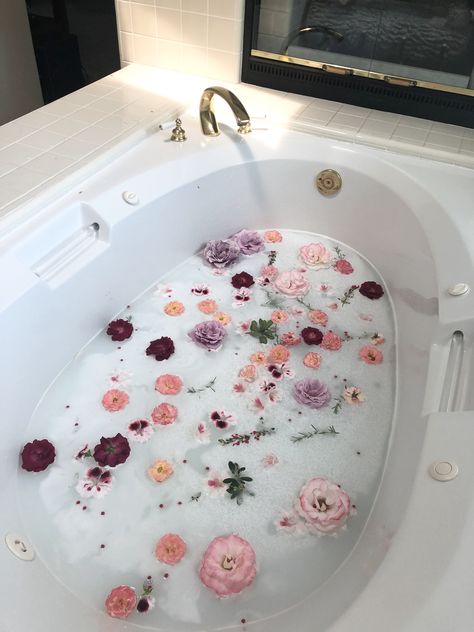 💐🌷���🌹🥀🌺🌼🌸🌻 Milk Flower Bath, Bath Goals, Bath Aesthetic, Bath Photography, Inside A House, Spiritual Bath, Bathtub Decor, Bath Recipes, Dream Bath