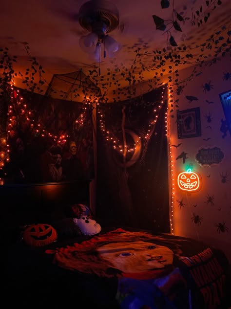 Halloween Aesthetic Rooms, Fall Livingroom Ideas, Halloween Dorm Room Decor, Spooky Halloween Bedroom Ideas, Halloween Aesthetic Room Ideas, Halloween Bedroom Inspiration, Spooky Season Room Decor, Small Room Halloween Decor, Room Ideas Aesthetic Halloween