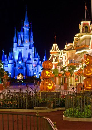 Blog post photo tour of the Magic Kingdom at Halloween - park looks great this time of year; October is the BEST month to visit (low crowds, nice weather, festive decor, etc.) Disney World In October, Disney Lights, Disney Thoughts, Disney Castles, Disney World Halloween, Cinderella's Castle, Disney Tourist Blog, Disneyland Halloween, Retro Disney