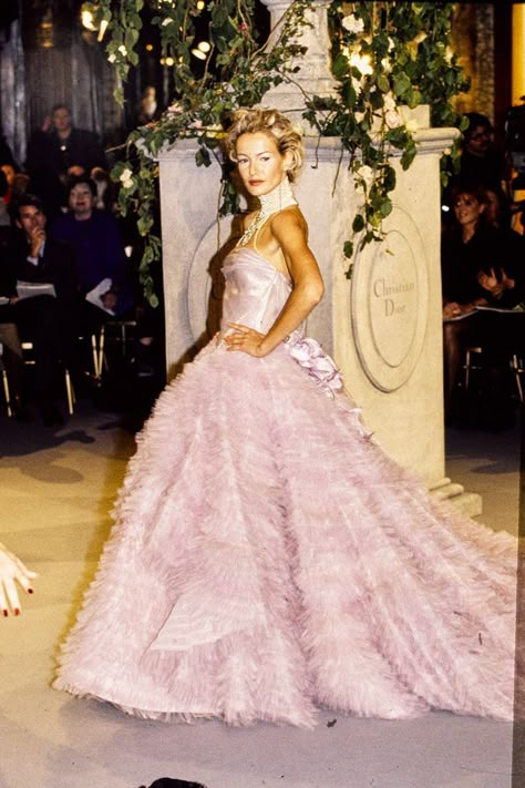 Couture fashion week Christian Dior '90s 90s Dior, Dior 90s, Dior Fashion Show, Karen Mulder, 90s Runway Fashion, Vintage Runway, Christian Dior Haute Couture, Dior Haute Couture, Chanel Haute Couture