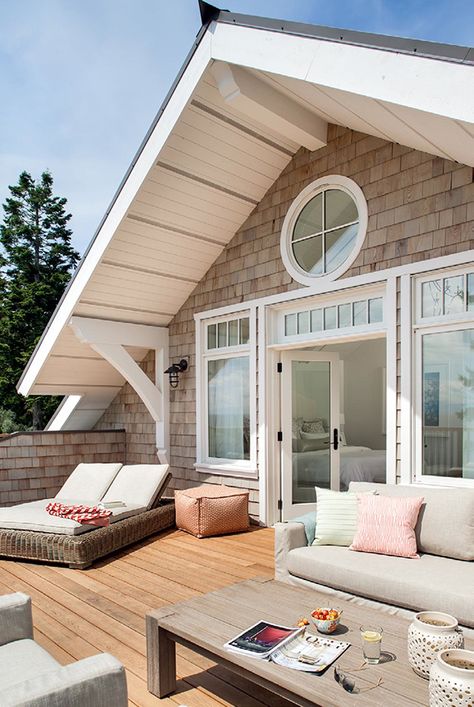 Coastal cottage home a modern twist in British Columbia Cottage Coastal, Casas Coloniales, Design Exterior, Coastal Cottage, Style At Home, House Goals, Beach Cottages, Cottage Homes, Beach House Decor