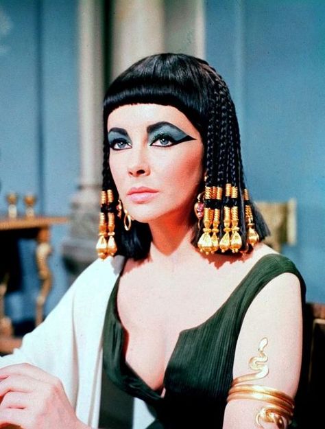 Funky Vintage Hairstyles that were the Epitome of Cool in their Day Cleopatra Make-up, 60s Makeup Looks, 60’s Makeup, Cleopatra Makeup, Eyeshadow Makeup Ideas, Blue Eyeshadow Makeup, Avatar Pfp, Cleopatra 1963, Elizabeth Taylor Cleopatra