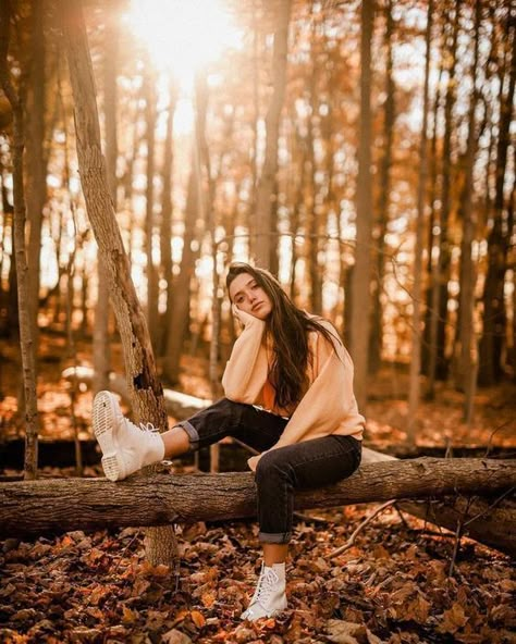 Hannah Meloche, Portret Feminin, Leaves Falling, 얼굴 그리기, Fall Senior Pictures, Shotting Photo, Photographie Portrait Inspiration, Senior Photo Ideas, Pose Fotografi