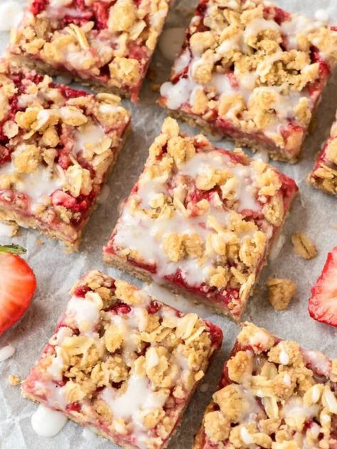 Healthy Wholesome Recipes: Well Plated by Erin Oatmeal Bars Healthy, Oatmeal Bars Recipes, Chia Puding, Strawberry Oatmeal Bars, Strawberry Bars, Healthy Fruit Desserts, Healthy Afternoon Snacks, Crumb Bars, Strawberry Oatmeal