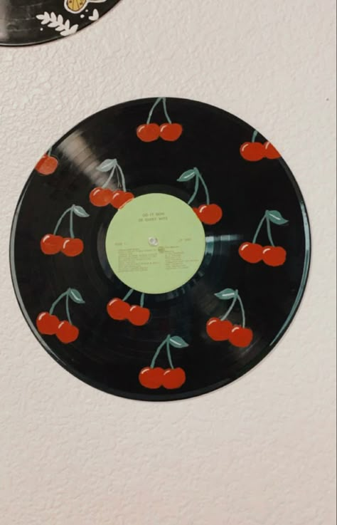 Record Painting Ideas Simple, Vinyl Record Art Easy, Paintings On Records Vinyls, Vinyl Disc Painting, Vinyl Disc Wall, Simple Painted Records, Simple Record Painting Ideas, Easy Vinyl Painting, Vinyl Paintings Easy