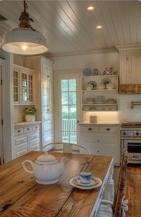 Old Fashion Kitchen Ideas, Farm Kitchen Ideas Farmhouse Style, Italian Country House Interior, Country Chic House, Cream Country Kitchen, French Country House Interior, French Country Kitchen Island, Cozy Country Kitchen, Country French Kitchen