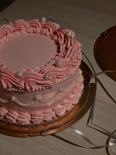 Different Shape Cake Ideas, Round 18th Birthday Cake, Round Aesthetic Cake, Light Pink Bday Cake, Baby Pink Cake Ideas, April Birthday Cake Ideas, Chocolate Cake With Pink Frosting, Birthday Cake For 12, Pink And Gold Sweet 16 Cake