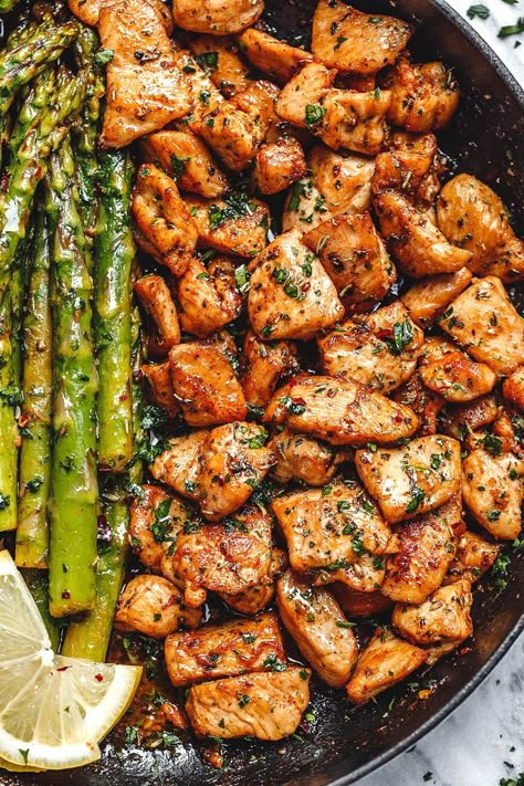 Garlic Butter Chicken Bites and Lemon Asparagus - #chicken #recipe #eatwell101 - So much flavor and so easy to throw together, this chicken and asparagus recipe is a winner for dinnertime! - #recipe by #eatwell101 Ayam Mentega, Garlic Butter Chicken Bites, Butter Chicken Bites, Chicken And Asparagus, Resepi Biskut, Lemon Asparagus, Berbuka Puasa, Garlic Butter Chicken, Makanan Diet