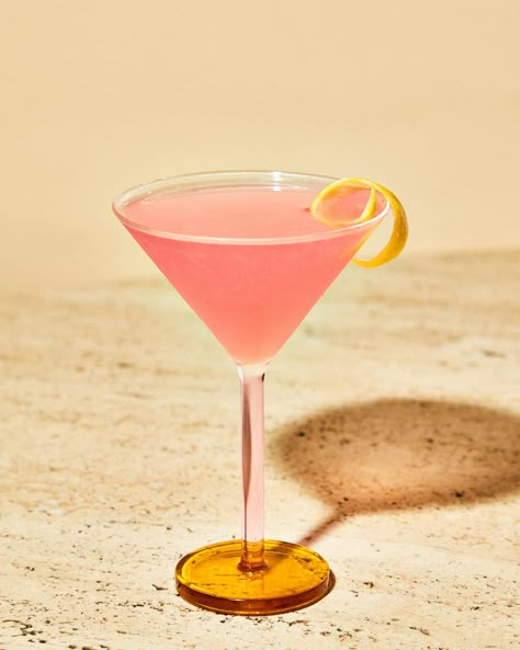 Cranberry Cosmo, Cosmopolitan Cocktail Recipes, Pink Vodka, Cosmopolitan Recipe, Absolut Citron, Cosmopolitan Cocktail, Cranberry Juice Cocktail, Cocktail Illustration, Pink Drink