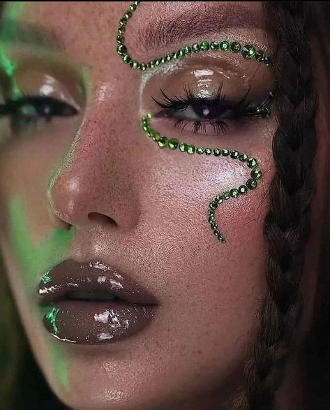 Green Festival Makeup, Snake Eye Makeup, Snake Makeup Look, Lizard Makeup, Rave Eye Makeup, Jungle Makeup, Edm Makeup, Snake Makeup, Dark Fairy Makeup