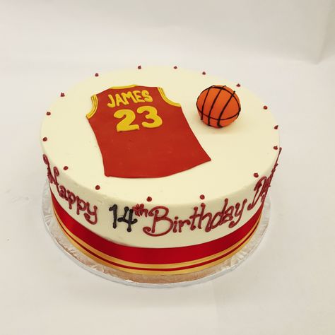 LeBron James fan? Basketball fan? This cake has you covered. Basketball Cake Design Birthday, Lebron James Cake, Basketball Jersey Cake, Lebron James Birthday, 17th Cake, Pandora Cake, Sports Birthday Cakes, Basketball Cakes, Bento Cake Ideas