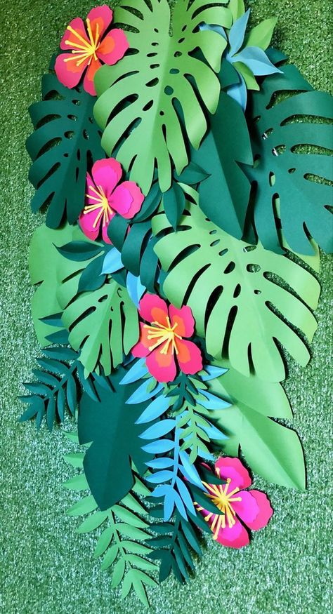 Tropical Party Entrance Decor, Hawai Decoracion Party, Tropical Decorations Diy, Amazon Rainforest Bulletin Board, Jungle Diy Decor, Rainforest Decorations Diy, Palm Tree Classroom Decor, Hawaiian Party Theme Ideas, Rainforest Party Decorations