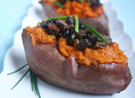 This Loaded Sweet Potatoes with Black Beans is a great source of protein. A filling recipe perfect for Phase 1 or Phase 3 of the Fast Metabolism Diet. Phase 1 Fast Metabolism Diet, Haylie Pomroy Recipes, Fast Metabolism Diet Phase 1, Loaded Sweet Potatoes, Metabolism Recipes, Fast Metabolism Recipes, Fast Metabolism Diet Recipes, Fmd Recipes, Metabolic Diet Recipes