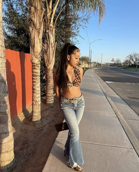 Y2k Latina Outfits Summer, Cute 18th Birthday Outfits Casual, Bright Feminine Aesthetic, Sb Concert Outfits, Girly Summer Outfits Aesthetic, 2000s Latina Outfits, Latina Y2k Outfits, Latina Mami Outfits, 90s Fine Outfits