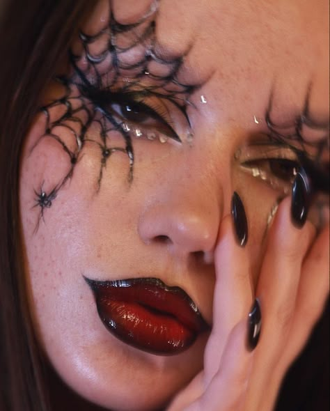 Halloween Editorial Makeup, Sucubus Makeup, Grunge Halloween Makeup, 2023 Halloween Makeup, Holloween Makeup Glam, Cool Halloween Makeup Creative, Halloween Makeup 2023, Make Up Halloween Aesthetic, Makeup Halloween Ideas Creative