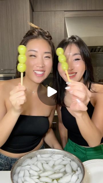 Aylen Park on Instagram: "Tanghulu is such a fun way to eat fruits😂🍇 #tanghulu #fruits #snacks #cooking #mukbang #recipes #chinesesnack #korean #trilingual #spanish #momanddaughter" Tongululu Recipe, Thangulu Recipe, Tangululu Recipe, How To Make Tanghulu, Mukbang Recipes, Tanghulu Recipe, Chinese Snacks, Fruits Snacks, Microwave Recipes