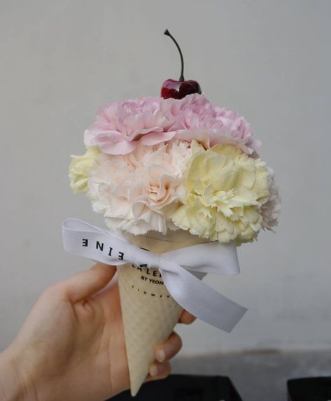 Valentines Day Floral Arrangements, Floral Arrangements Ideas, Ice Cream Flower, Craft Ideas Paper, Hanging Craft Ideas, Flower Ice, Flower Bouquet Diy, Hanging Craft, Flower Box Gift