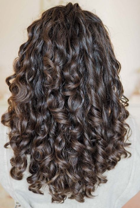 Here are the top 5 foams for wavy and curly hair. They all contain protein giving long-lasting frizz-free definition, body and volume to wavy, curly and coily hair. Curly Hair Medium Length Layers, Hair Looks For Curly Hair, Wavy Curly Brown Hair, Medium Length Brown Curly Hair, 3 A Curls, Back Of Curly Hair, Medium Curly Wavy Hair, Curly Hair From The Back, Dark Brown Hair Curly