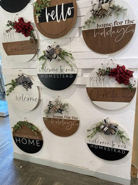 Diy Cricut Crafts, Dekoratívne Vence, Koti Diy, Christmas Wreaths Ideas, Idee Cricut, Door Signs Diy, Decorating Farmhouse, Diy Christmas Wreaths, Signs Diy