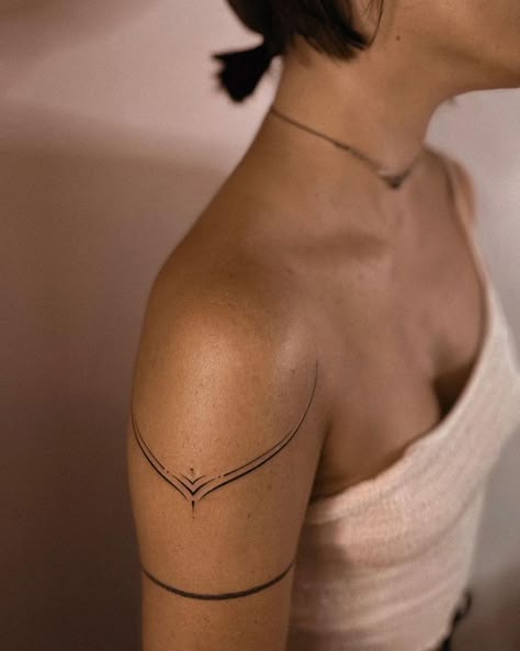 Arm Cuff Tattoo, Cuff Tattoo, Tato Minimal, Muster Tattoos, Upper Arm Tattoos, Tasteful Tattoos, Shoulder Tattoos For Women, Classy Tattoos, Arm Tattoos For Women