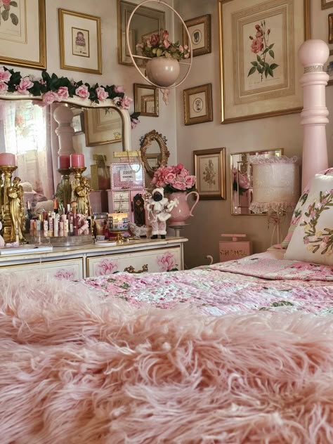 Paris Hilton Room Aesthetic, Pink And Gold Bedroom Aesthetic, Coquette Vintage Room, Bridgerton Inspired Bedroom, Dolly Bedroom, Regal Room, Whimsical Bedroom Ideas, Coquette Bedroom, Princess Bedroom