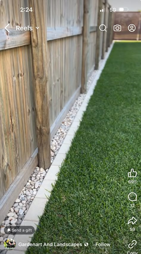 Rock Border Around Fence, Backyard Design Small Yard, Small Fenced Yard Ideas, Outdoor Home Landscaping, Landscape By Fence Backyards, Gravel Fence Border Ideas, Backyard Patio Simple, Front Yard Landscaping White Rocks, House Side Garden