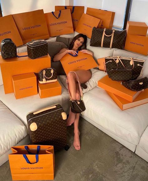 Louis Vuitton Fan Page: “😍 @kendalljenner  @letthelordbewithyou  #lv #louisvuitton #lvbags” Rich Girl Lifestyle, Luxury Lifestyle Dreams, Winona Ryder, Kardashian Jenner, Rich Girl, Vuitton Bag, Scarlett Johansson, Lv Bag, Miley Cyrus