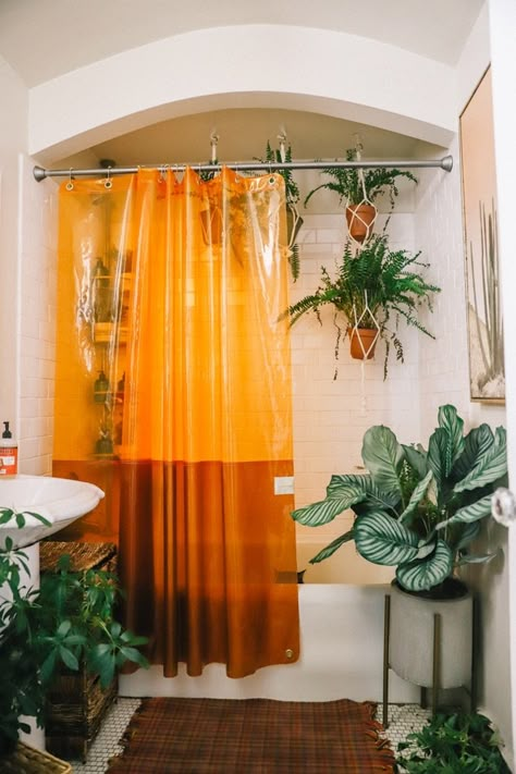 Vintage Shower Curtain French Country, Funky Apartment Bathroom, Aethstetic Bathroom Ideas, Bathroom Boho Ideas, Bathroom Ideas Curtains, Bathroom Design Shower Curtain, Crazy Bathroom Ideas Fun, Bright Bathroom With No Windows, Vintage Boho Bathroom Ideas