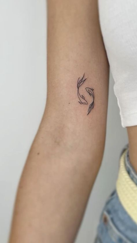 Simple Sea Creature Tattoo, Minimal Sea Tattoo, Last Minute Tattoos, Fish Swimming Tattoo, Small Sea Tattoo, Sea Creature Tattoo Ideas, Tattoo Mar Ocean, Tiny Animal Tattoos, Tiny Fish Tattoo