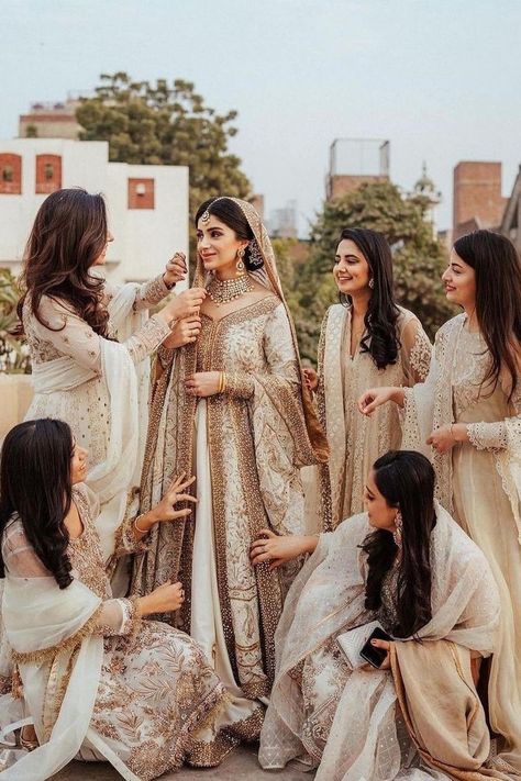 Nikkah Family Photos, Nikkah Colour Theme, Shaadi Theme, Nikah Poses, Desi Bridesmaids, Nikkah Decor, Pakistani Bridesmaids, Pakistan Street, Bestie Poses