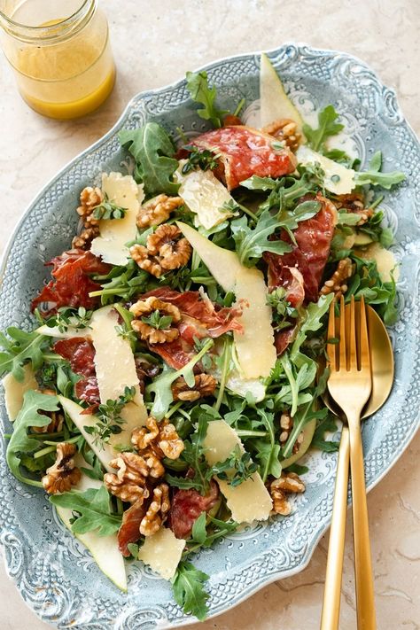 Pear, Prosciutto and Rocket Salad | This Little Plate. Gourmet Salad Ideas, Dinner New Year, Dish Party Food Ideas, New Year's Food Ideas, New Years Dinner For Two, New Years Salad Ideas, Catering Ideas Food Dinners, Christmas Dinner Healthy, Best Salads For Parties