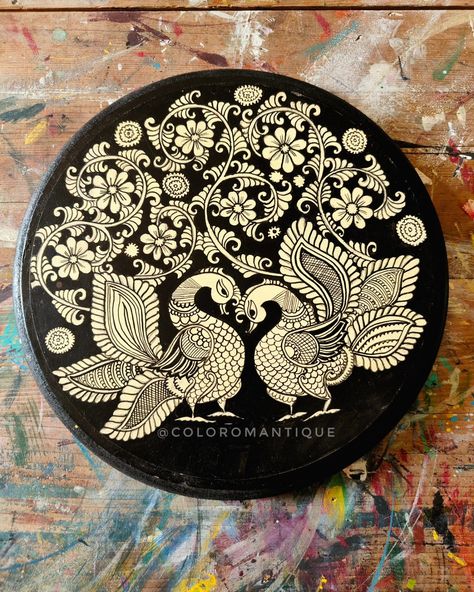 Exquisitely hand painted 'Kalamkari Painting' wall plate. This painting is for sale!   Description : Dimensions: 8" inch’s Material: Hand-painted on MDF MRP – Kindly DM us! #art #artist #artwork #artistoninstagram #artgallery #artforsale #artoftheday #painting #homedecor #paintings #diy #kalamkari #peacock #peacockpainting #lifeoftree #FolkVibe #folkartist #FolkArt #FolkArtPainting #folk #kalamkaripainting #kalamkariart #kalamkarilove #AuthIndia #indianart #indianartist @authindia @incre... Circular Madhubani Painting, Kalamkari Peacock Designs, Kalamkari Art Easy, Kalamkari Art Paintings, Kalamkari Painting Design, Madhubani Coasters, Kalamkari Drawing, Kalamkari Peacock, Madhubani Paintings Peacock