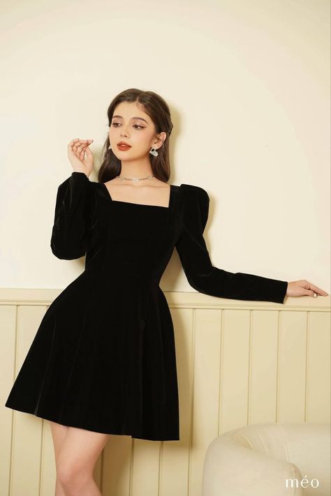 Black Fancy Short Dress, Black Prom Dress Short Classy, Black Elegant Dress Short Classy, Black Dress Outfit Party, Mode Ulzzang, Black Frock, Neat Casual Outfits, Simple Frocks, Velvet Dress Designs