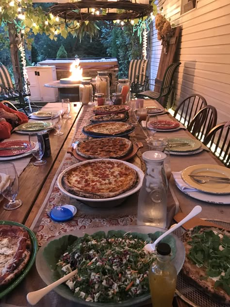 It’s almost unheard of to have nice enough weather to eat outside in October in Pennsylvania, so when the opportunity presented itself, my parents dove all in to throw a beautiful outdoor, rustic pizza party for my sister and I. Their outdoor patio is literally what dreams are made of, with the sound of a... Boho Pizza Party, Cute Pizza Party Ideas, Harvest Backyard Party, October Outdoor Party, Hosting Pizza Night, Outside Eating Ideas, Pizza And Pasta Dinner Party, Rustic Pizza Party, Outdoor Pizza Party Ideas