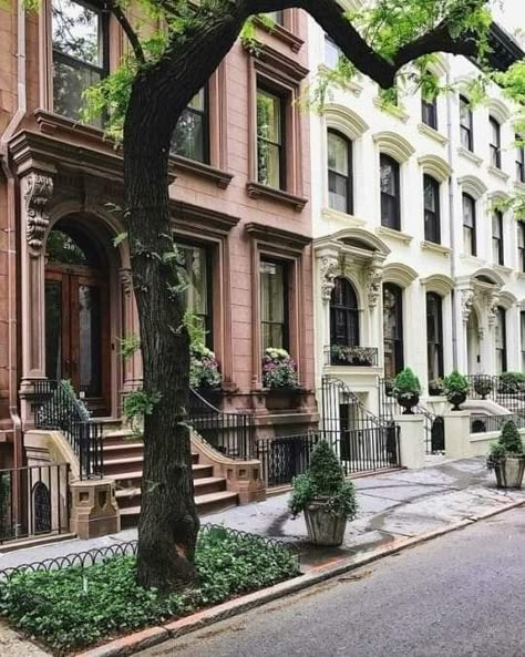 Brooklyn Ny Brooklyn Heights Brownstone Apartment Exterior Design, New York Aesthetic City Apartments, Brownstone Homes, New York Brownstone, Architecture Design Ideas, Apartments Exterior, San Myshuno, Apartment Exterior, Brooklyn Brownstone