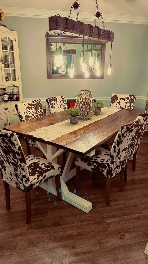 Western Dining Room Table, Western House Ideas, Western Dining Room, Western Living Room Decor, I Love Cows, River House Decor, Dining Room Table And Chairs, Western Living Room, Western Interior