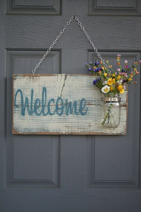 20 Dashing & Inexpensive DIY Spring Decorations To Beautify Your Home Hantverk Diy, Outdoor Welcome Sign, Pallet Crafts, Spring Diy, Décor Diy, Mason Jar Crafts, Diy Signs, Jar Crafts, Spring Crafts