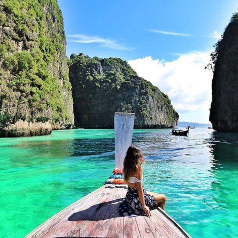 🌴Location: Phi Phi Island, Thailand 📷Photo via: @chloe_bhKho ✉ Plan your next… Thailand Pictures, Phi Phi Islands, Patong Beach, Thailand Photos, Thailand Trip, Phi Phi Island, Koh Phangan, Halong Bay, Krabi