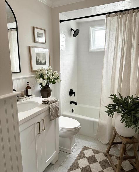 Bathroom White Aesthetic, Low Grout Bathroom, Simple Small Apartment Ideas, Regular Bathroom Ideas, Small Bathroom Transitional Style, Hallway Bathroom With Tub, Old Victorian Homes Interior Bathroom, Small Modern Guest Bathroom, Guest Bathroom Simple