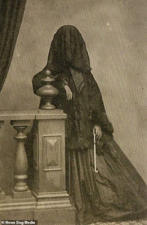 Sinister portraits of families grieving lost loved ones as part of macabre Victorian trend | Daily Mail Online Victorian Aesthetic, Post Mortem, Victorian Women, Photo Vintage, Victorian Gothic, Memento Mori, Vintage Photographs, Vintage Photography, Old Pictures